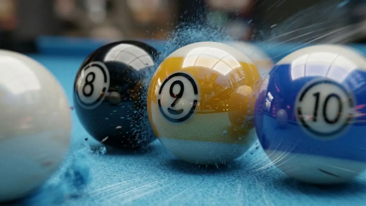 Bolas de billar número 8, 9 y 10 junto a la bola blanca sobre una mesa de tapete azul.