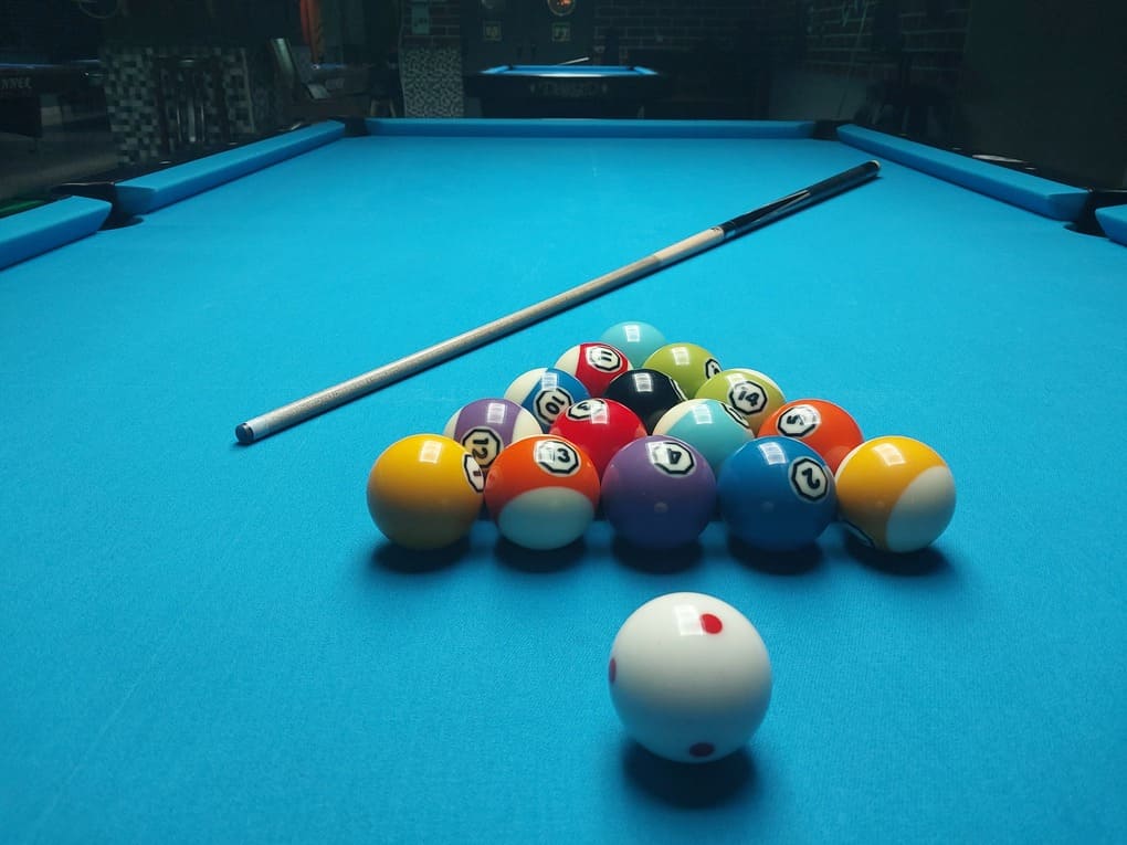 Bolas de pool americano en mesa de billar