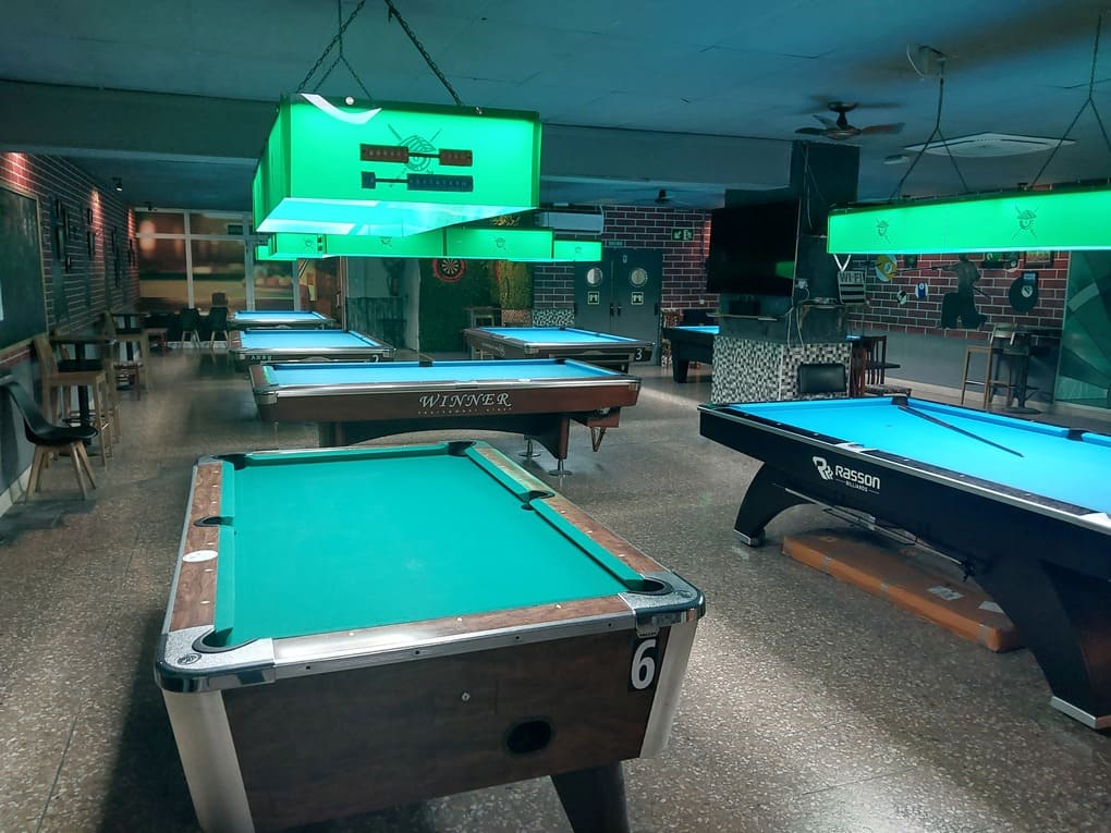 Club de billar en Barcelona con mesas de pool americano
