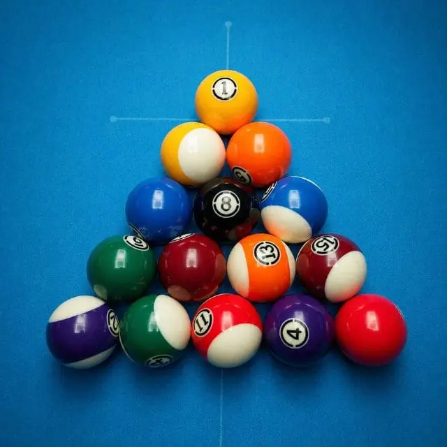 Triángulo de bolas de pool en mesa azul para la academia de pool online de BdeBillar