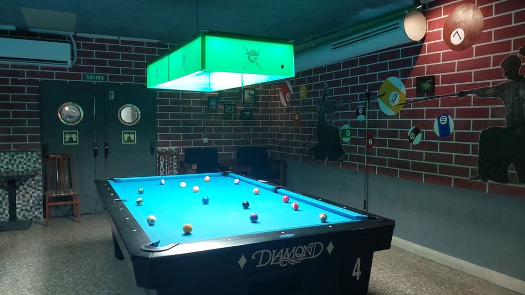 Mesa de pool americano en El Ronin Billar Barcelona