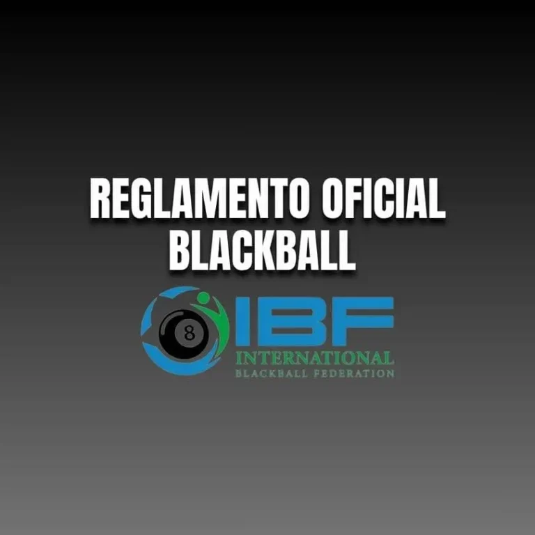 Jugador realizando un tiro libre en una mesa oficial de Blackball