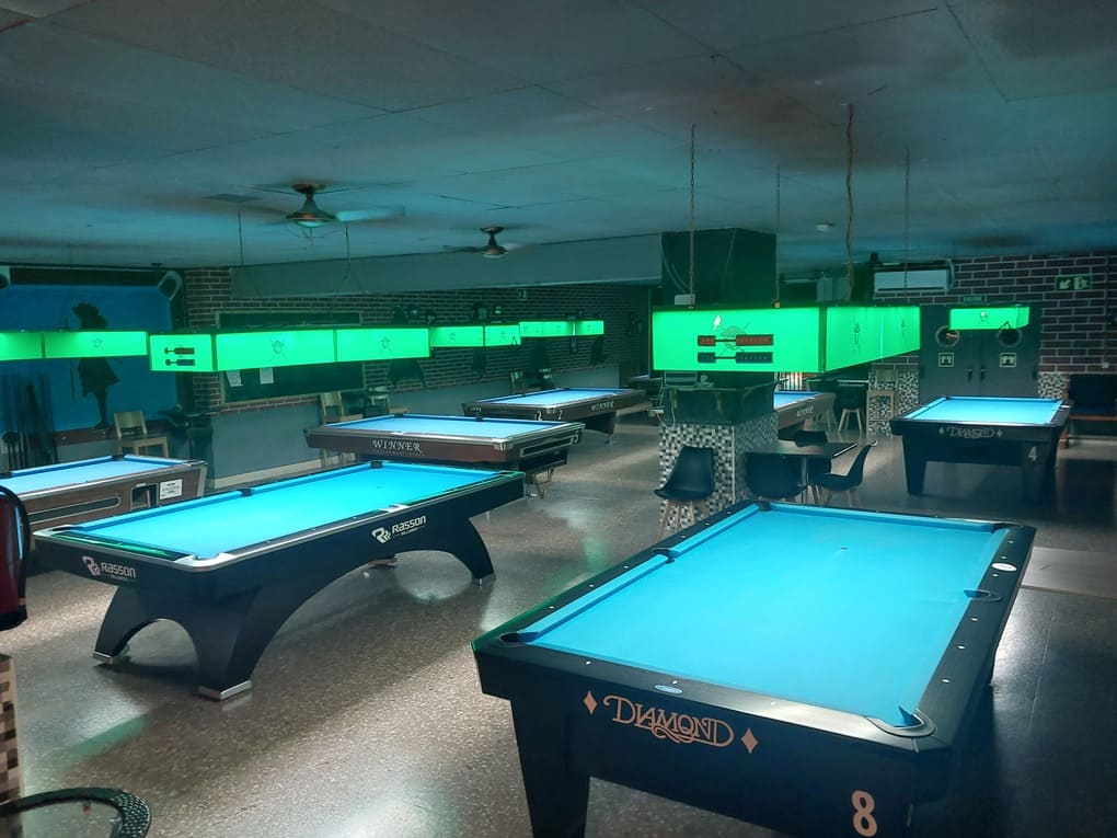 Sala de billar americano en Barcelona con varias mesas de pool