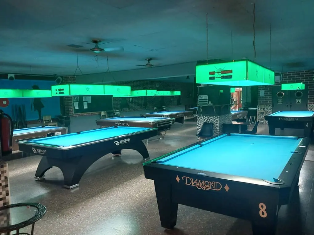 Interior de la sala El Ronin con mesas de billar profesionales para clases