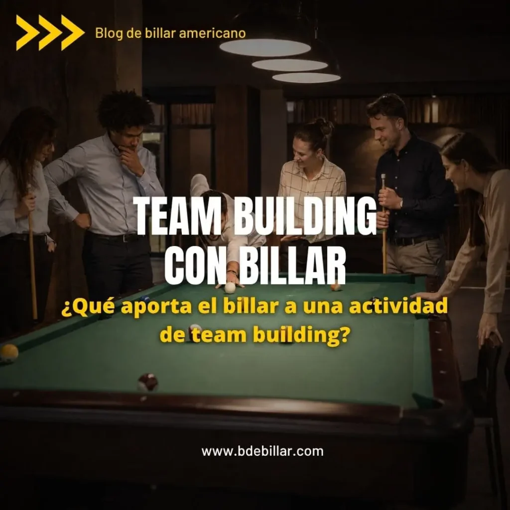 Equipo participando en una actividad de team building con billar