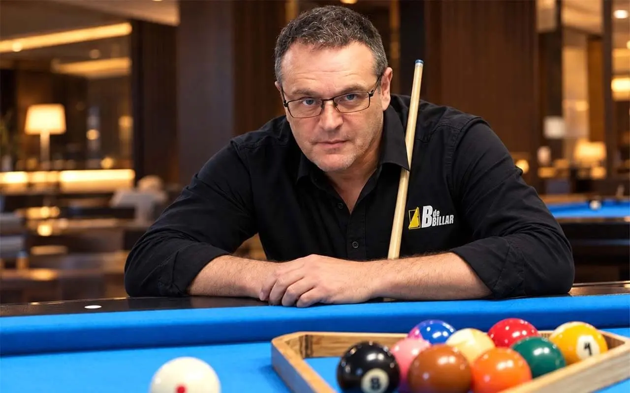 Diego, instructor de BDEBILLAR, junto a una mesa de pool en Barcelona