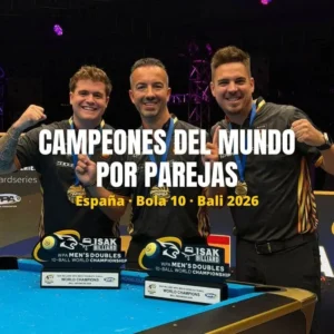 Francisco Sánchez-Ruiz, David Alcaide y Jonás Souto con los trofeos de campeones del mundo de pool por parejas de bola 10 en Bali 2026.