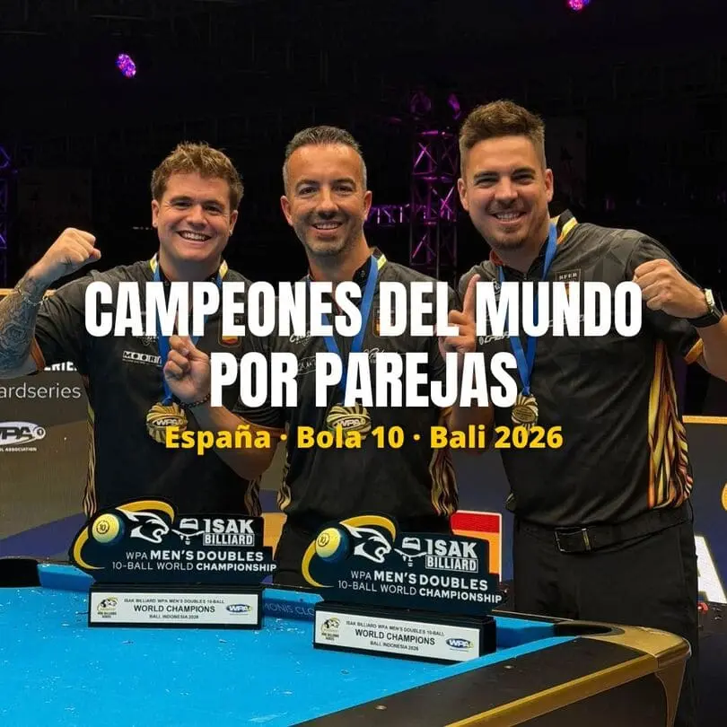 Francisco S&aacute;nchez-Ruiz, David Alcaide y Jon&aacute;s Souto con los trofeos de campeones del mundo de pool por parejas de bola 10 en Bali 2026.